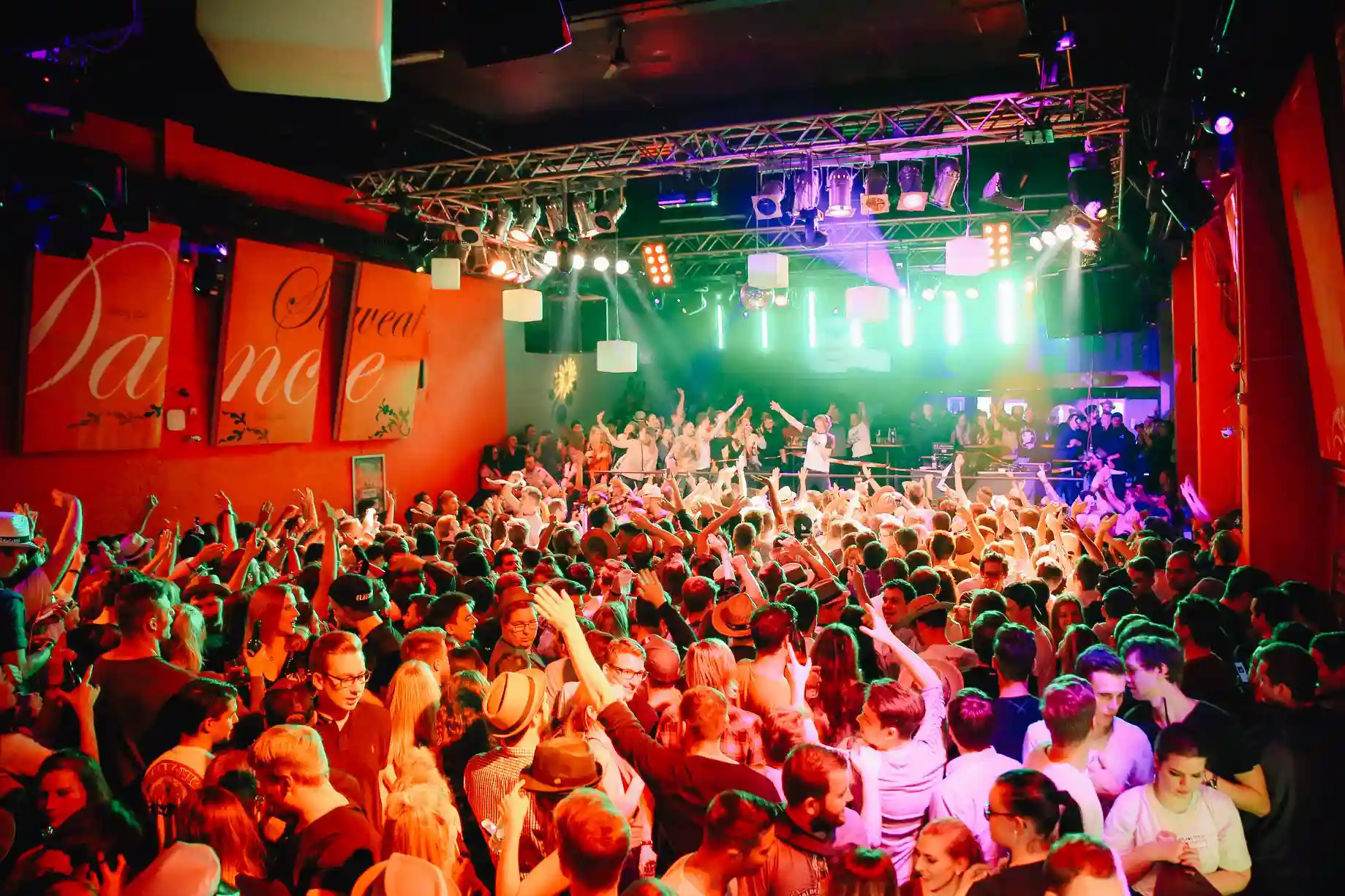 Foto von Bühne und Arena in Discothek Nachtgalerie München